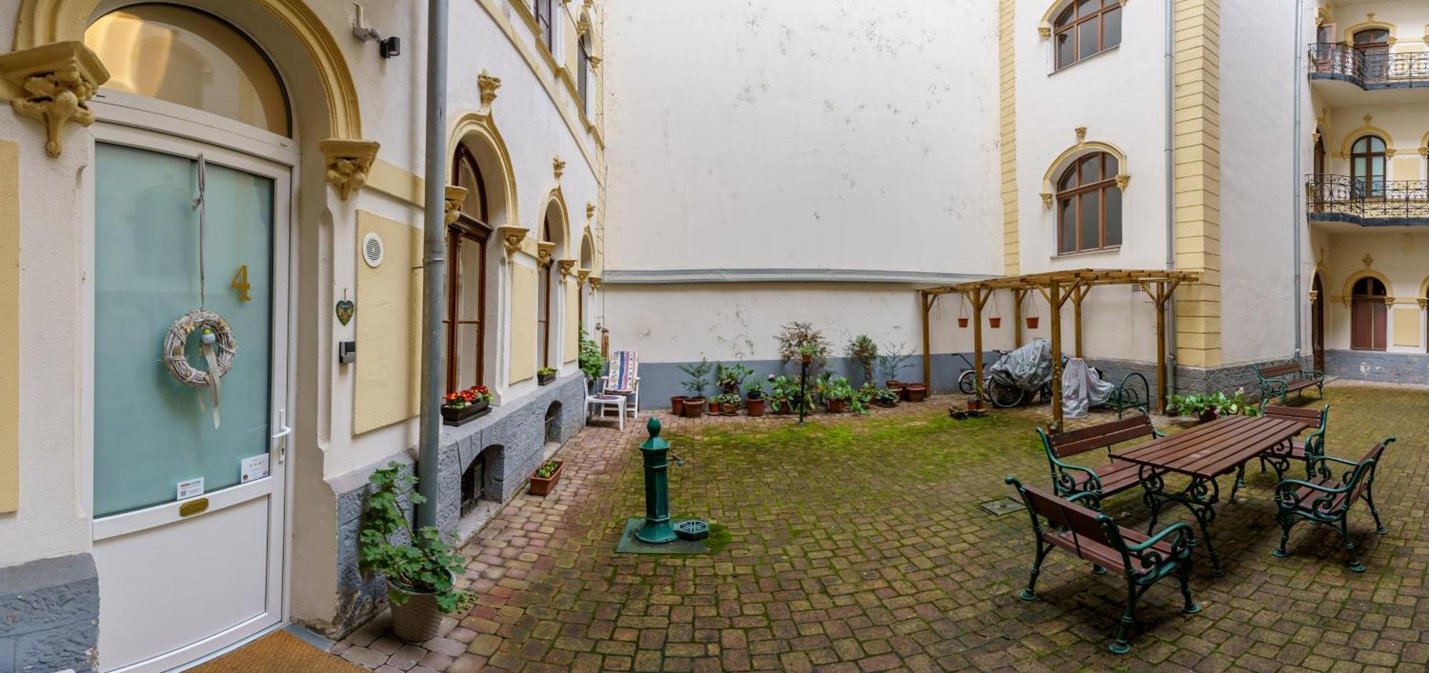 Barka Home In Downtown Buda Budapest Exterior photo