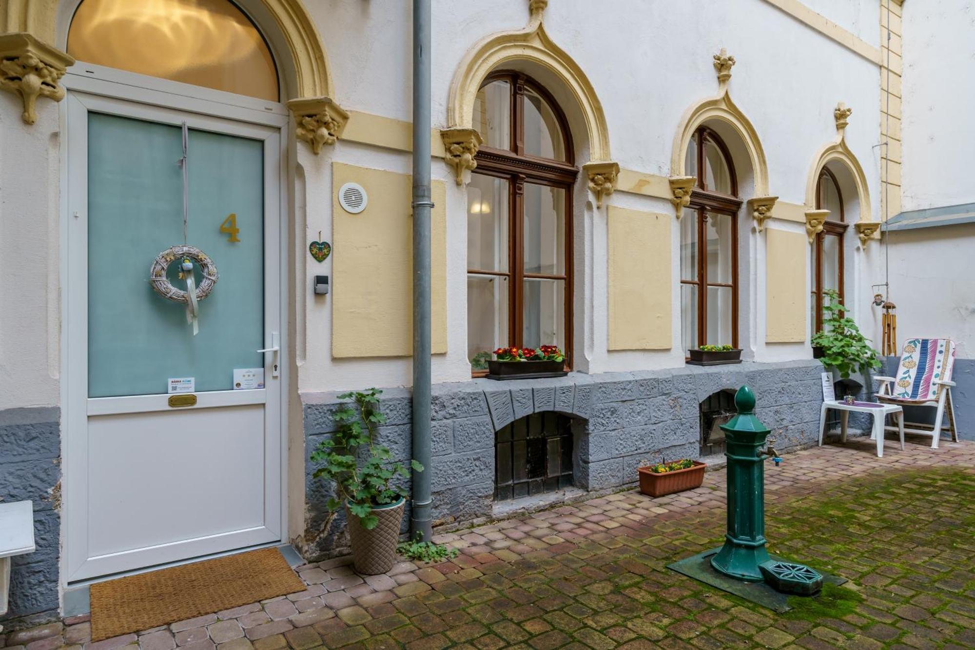 Barka Home In Downtown Buda Budapest Exterior photo